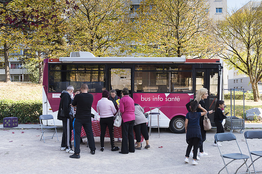 Bus info santé Plusieurs personnes devant le bus info santé