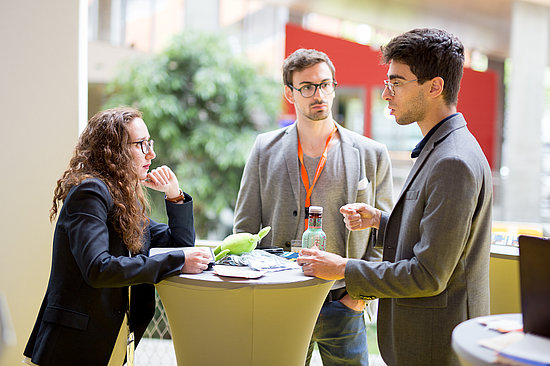 Trois étudiants discutent lors du festival Beelys