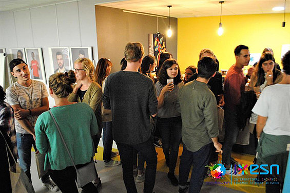 Association ESN Cosmolyon Des étudiants internationaux discutent lors d'un apéro de rentrée de ESN Cosmolyon à la MDE