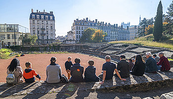 Visite de l'amphithéâtre des Trois Gaules menée par Nicolas Hirsch, médiateur au Service Archéologique de la Ville de Lyon Voir l'actualité Vacances de printemps : votre programme étudiant !