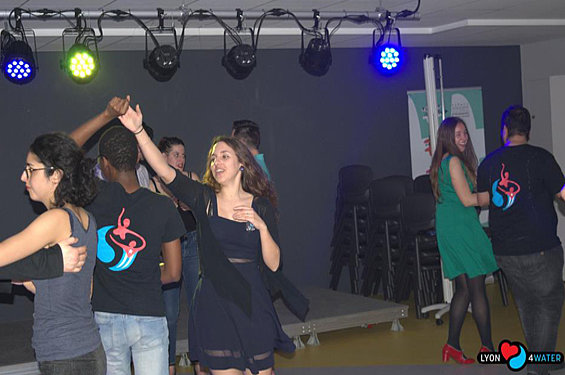 Des personnes dansent lors d'un événement muevelo à la MDE