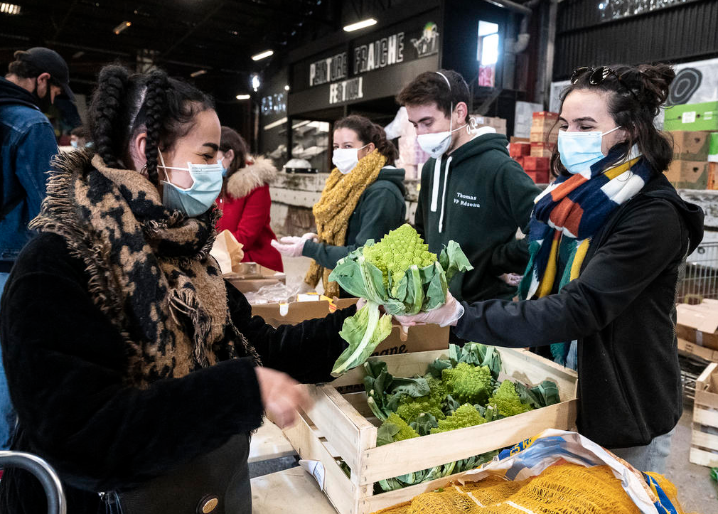Distribution des colis alimentaires de Gaelis à la Halle Debourg
