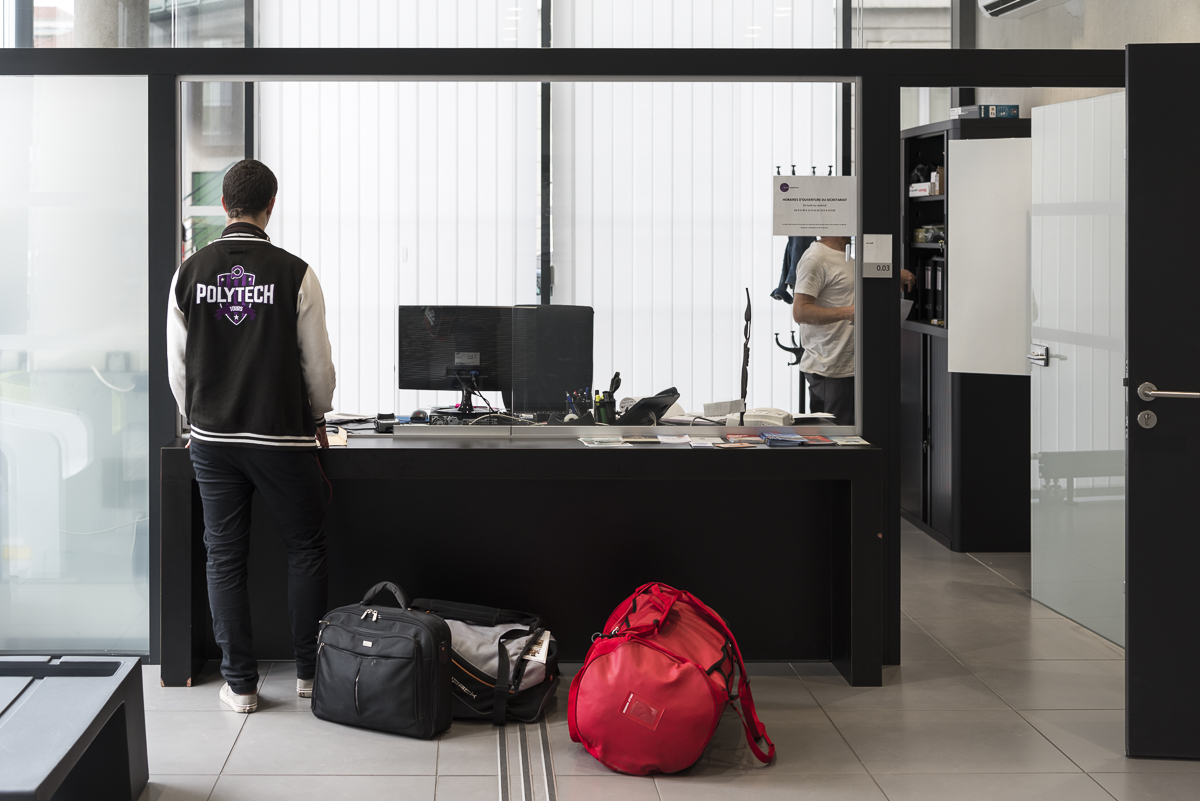 Un étudiant attend à l'accueil d'une résidence étudiante CROUS